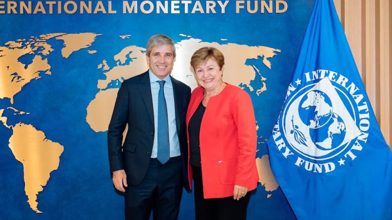 Llegan USD 2.000 millones del FMI y el Gobierno los usa para aumentar las reservas del Banco Central